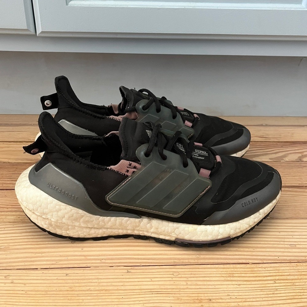 Women's adidas ultraboost  comfortable casual running athleisure shoes size 9‎